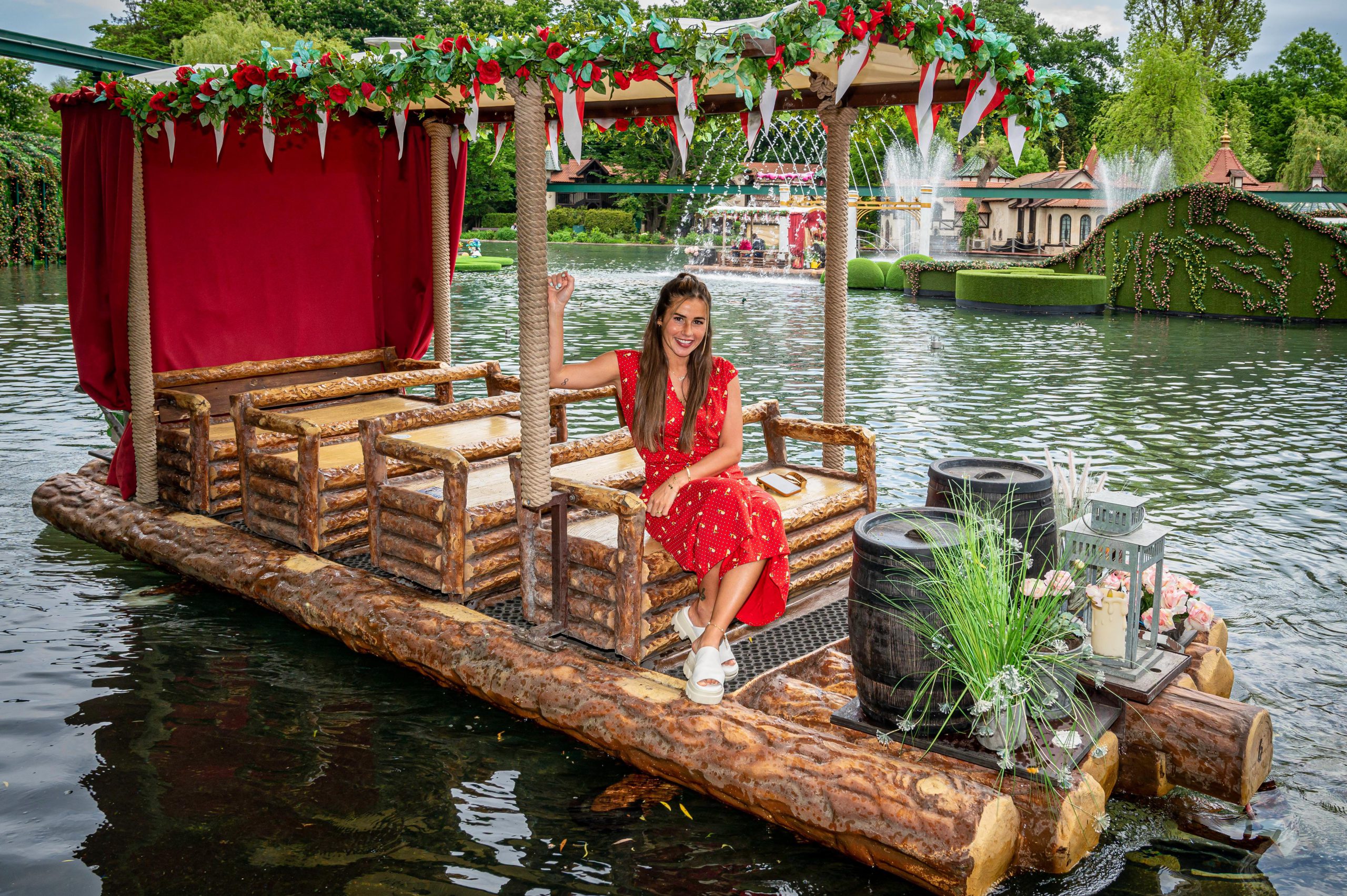 Sängerin Sarah Engels zu Besuch im Europa-Park Erlebnis-Resort